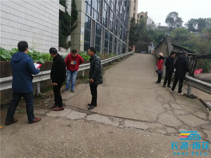 袁首在长潭佳园小区实地走访调查。
