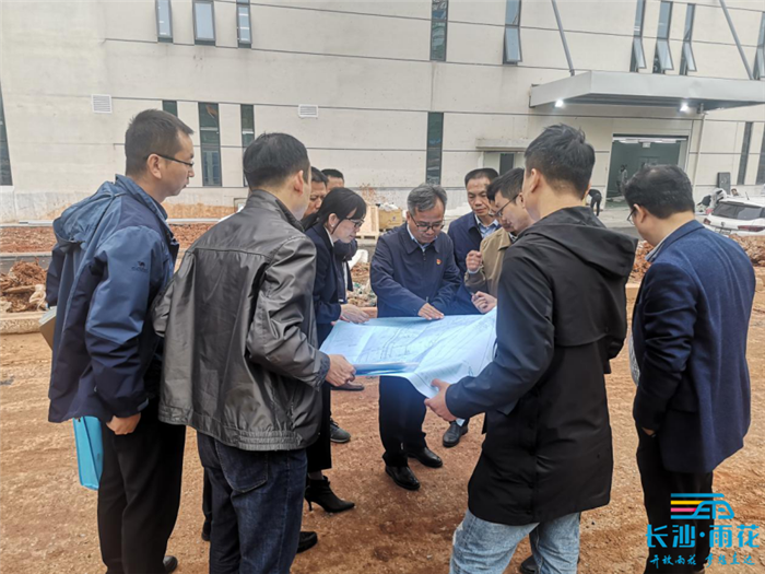 ——区委常委、雨花经开区党工委书记郭四军（图中），前往可孚医疗新基地项目建设现场调度工程进度。