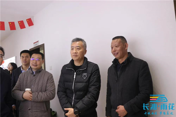 2020年12月18日，区退役军人局党组书记、局长潘武（右一）调研侯家塘街道退役军人服务保障工作。