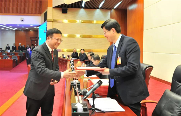 谢卫东为本次会议任命的人员颁发任命书。