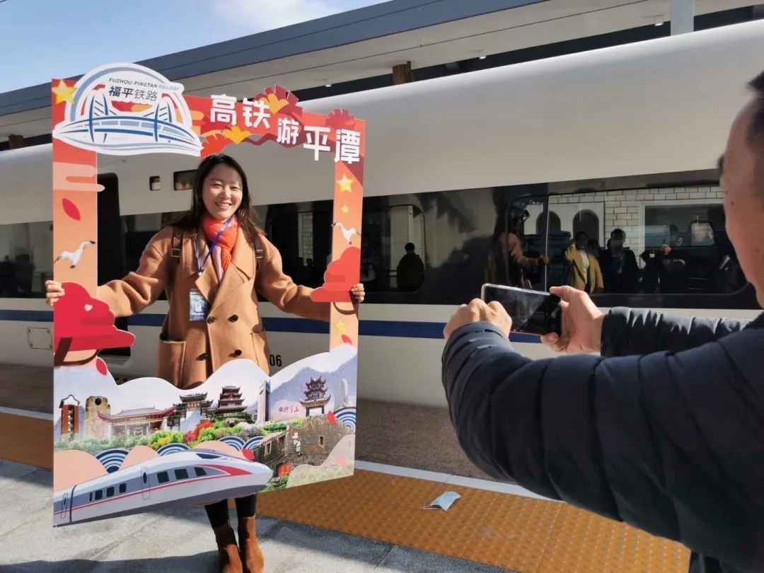 旅客在行前与首发列车合影。刘晓宇摄
