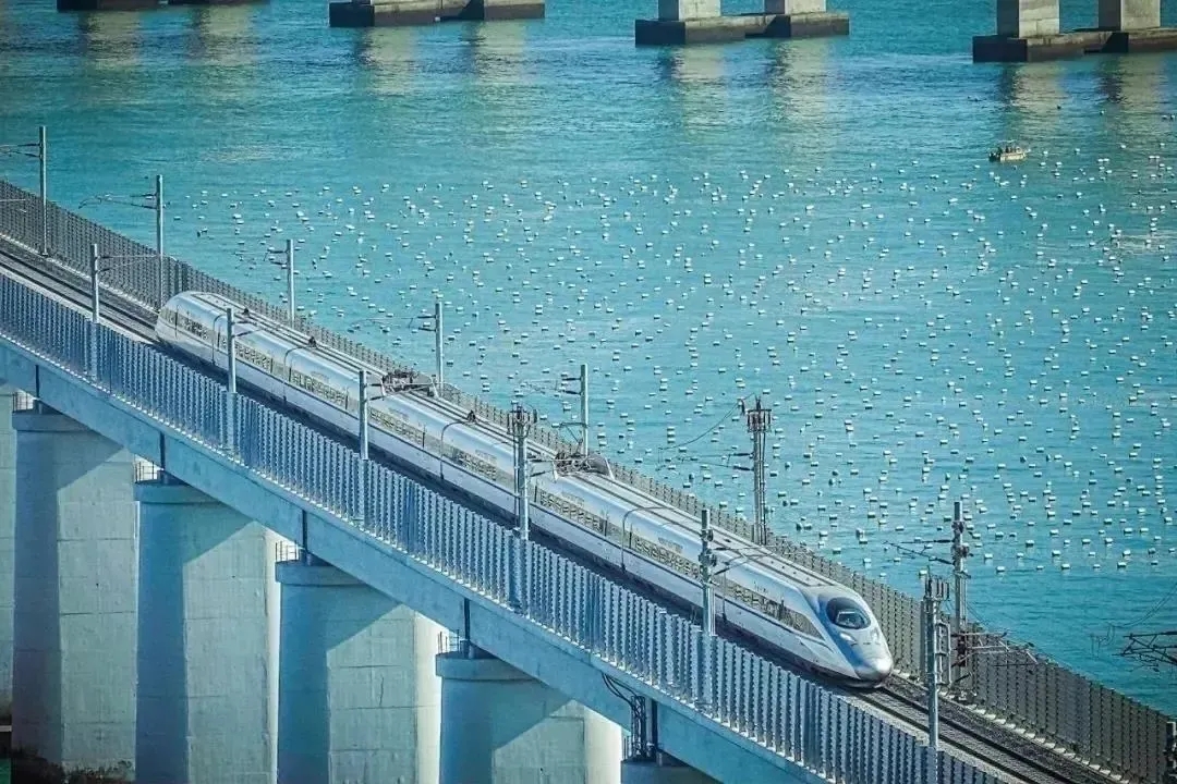 动车组列车通过平潭海峡公铁大桥。苏浩摄