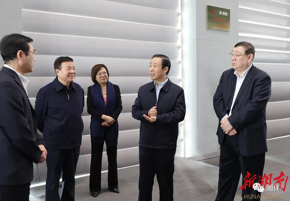 12月27日上午，许达哲来到国家电网湖南省电力有限公司调研。湖南日报记者 赵持 摄