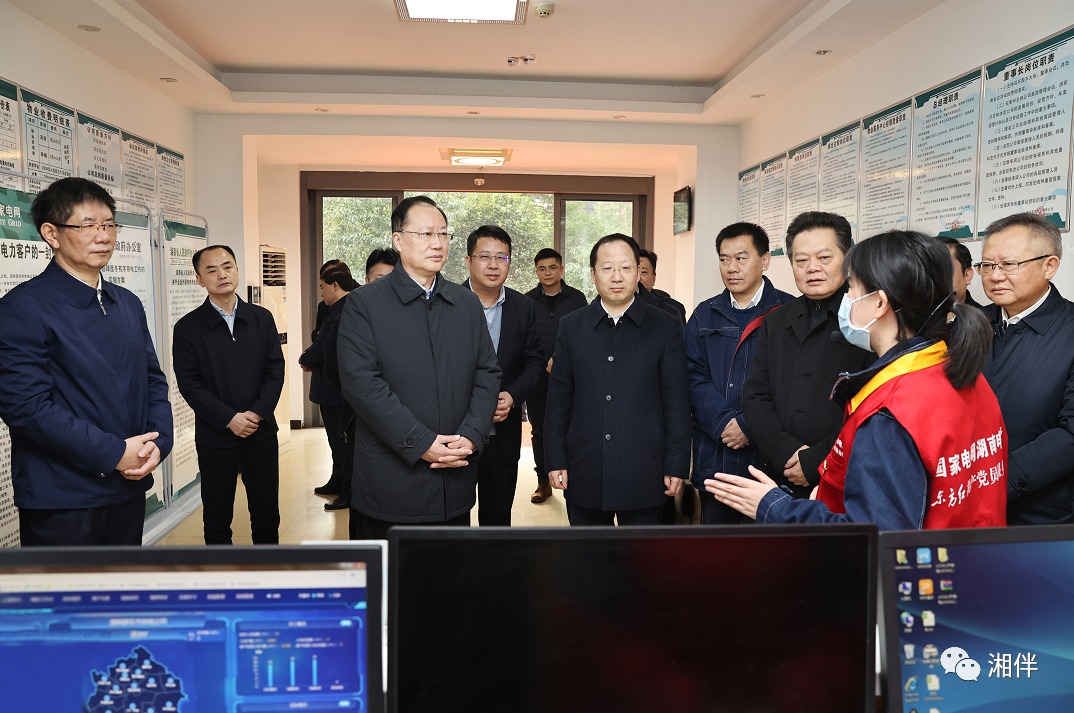 12月27日，毛伟明在邵东市华电星苑小区调研电力保供情况。湖南日报记者 刘尚文 摄