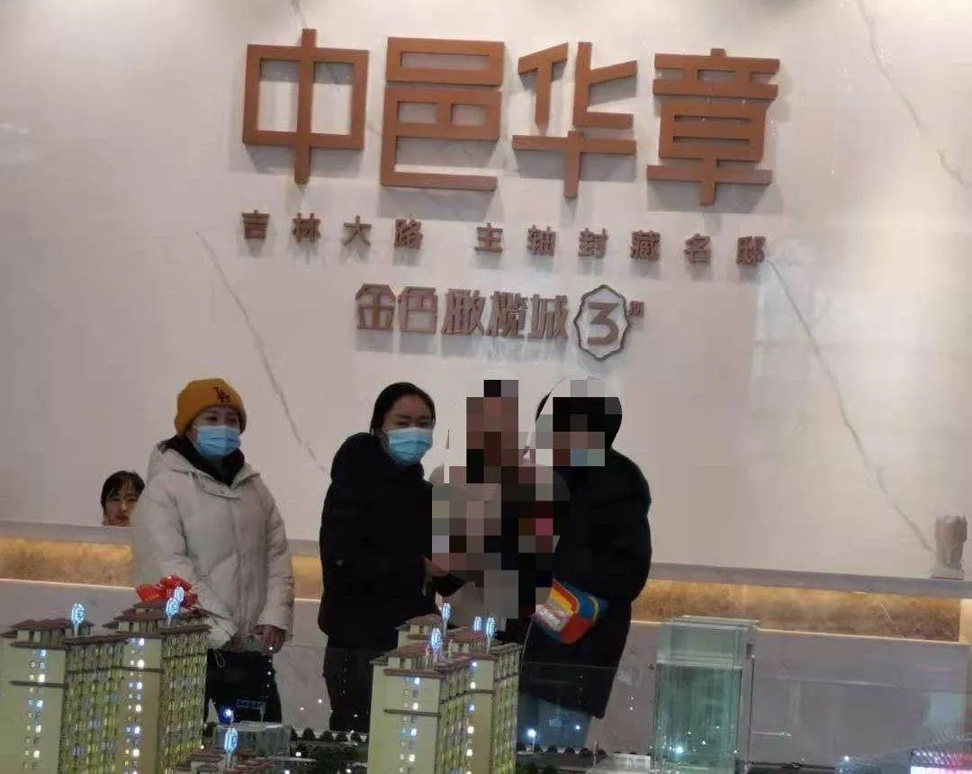 上图为麻女士和邻居在售楼处