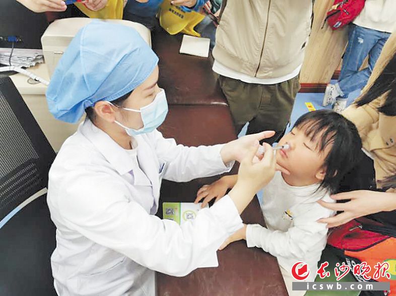 3岁至17岁的儿童和青少年，可以接种三价鼻喷流感减毒活疫苗。