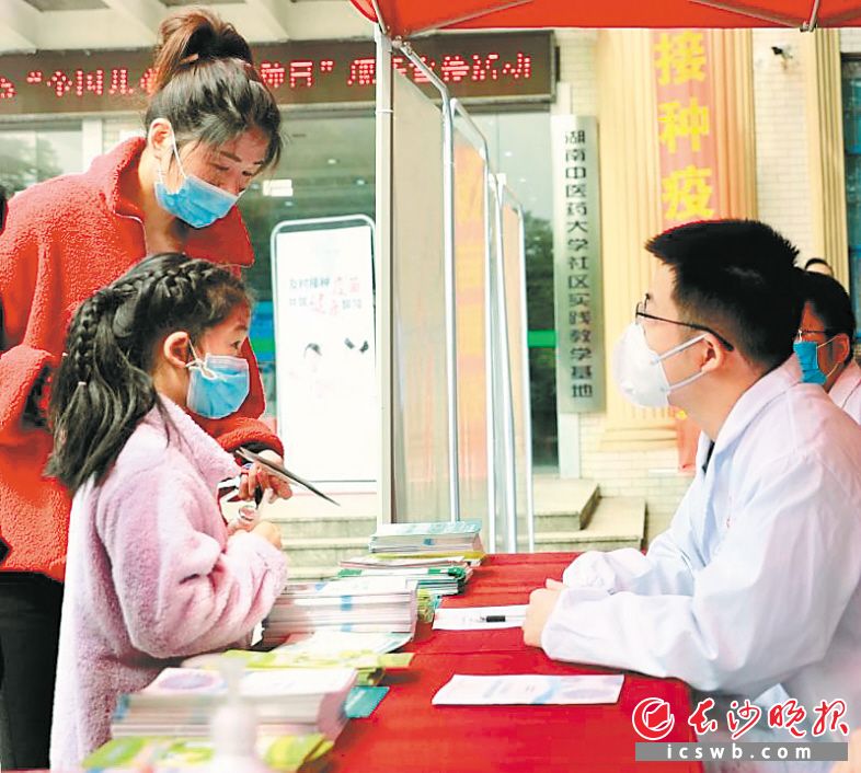 预防呼吸道疾病，市民尤其是免疫力较低的儿童等人群，要按时接种疫苗，做好个人防护。图为疾控专家向市民宣传预防接种知识。 均为 肖珂 供图