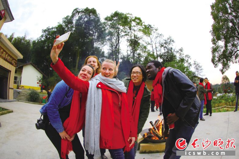 开慧镇借力红色旅游，发展民宿产业，产业旺带来人气旺，一些外国游客也慕名而来。长沙晚报通讯员 常开 摄