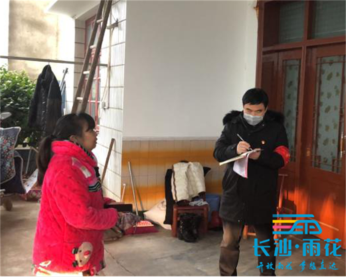 今年年初，沈建明（右）深入武汉返长人员家里登记。