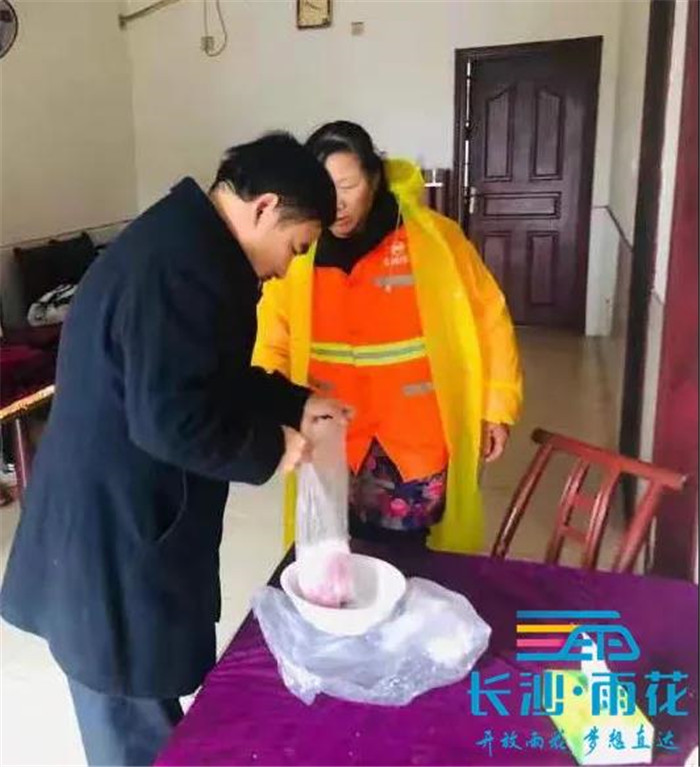 精准扶贫，沈建明送菜到建档立卡贫困户家里。
