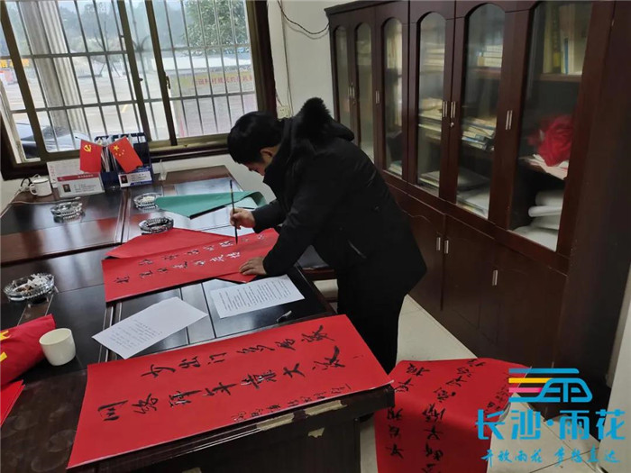 疫情期间，在打印店关门的情况下，沈建明自己动手写防疫标语。