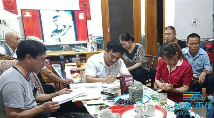 沈建明深入群众征求意见、收集建议。