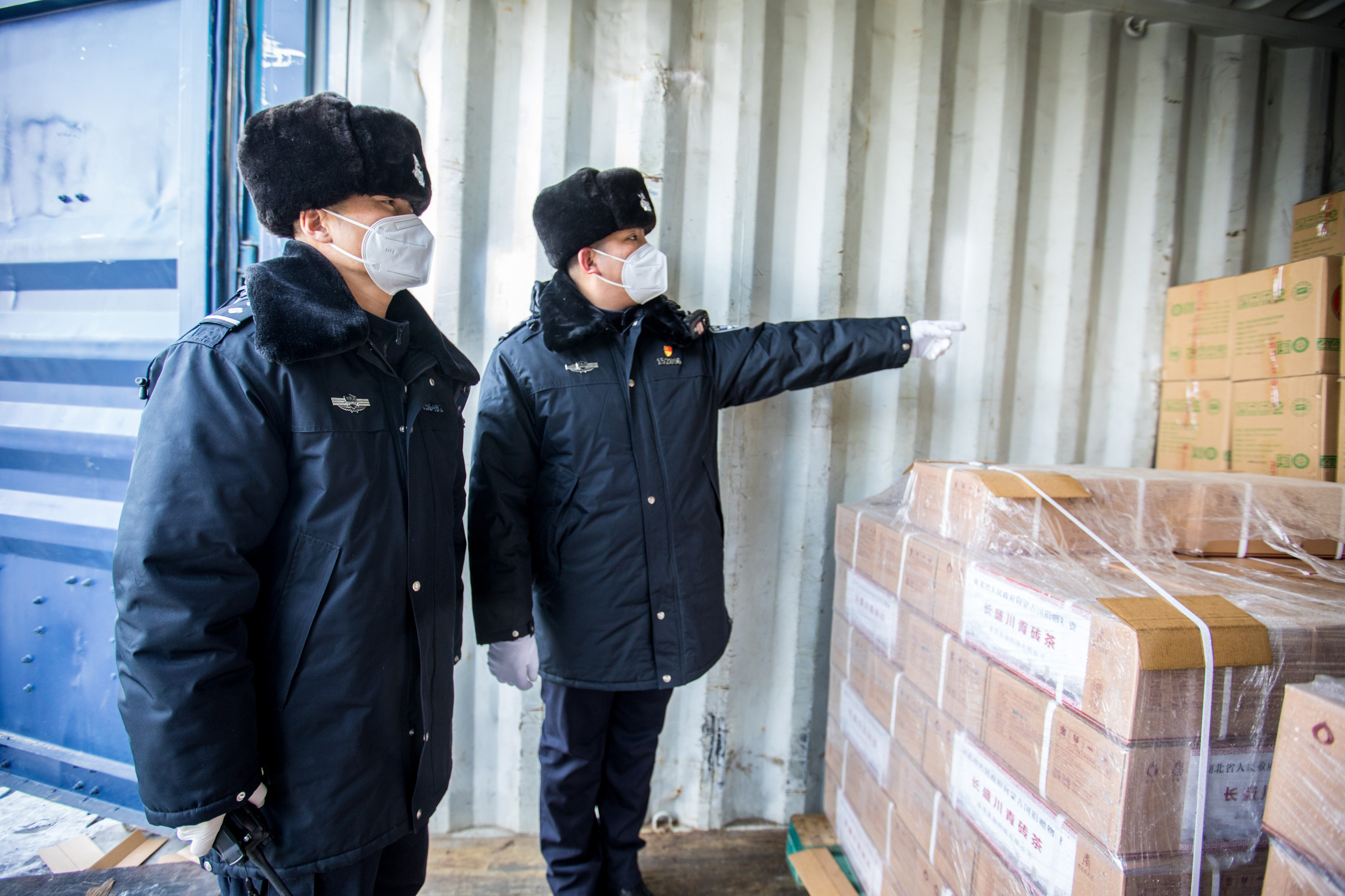 2020年12月28日，二连出入境边防检查站执勤民警对捐赠物资进行检查。