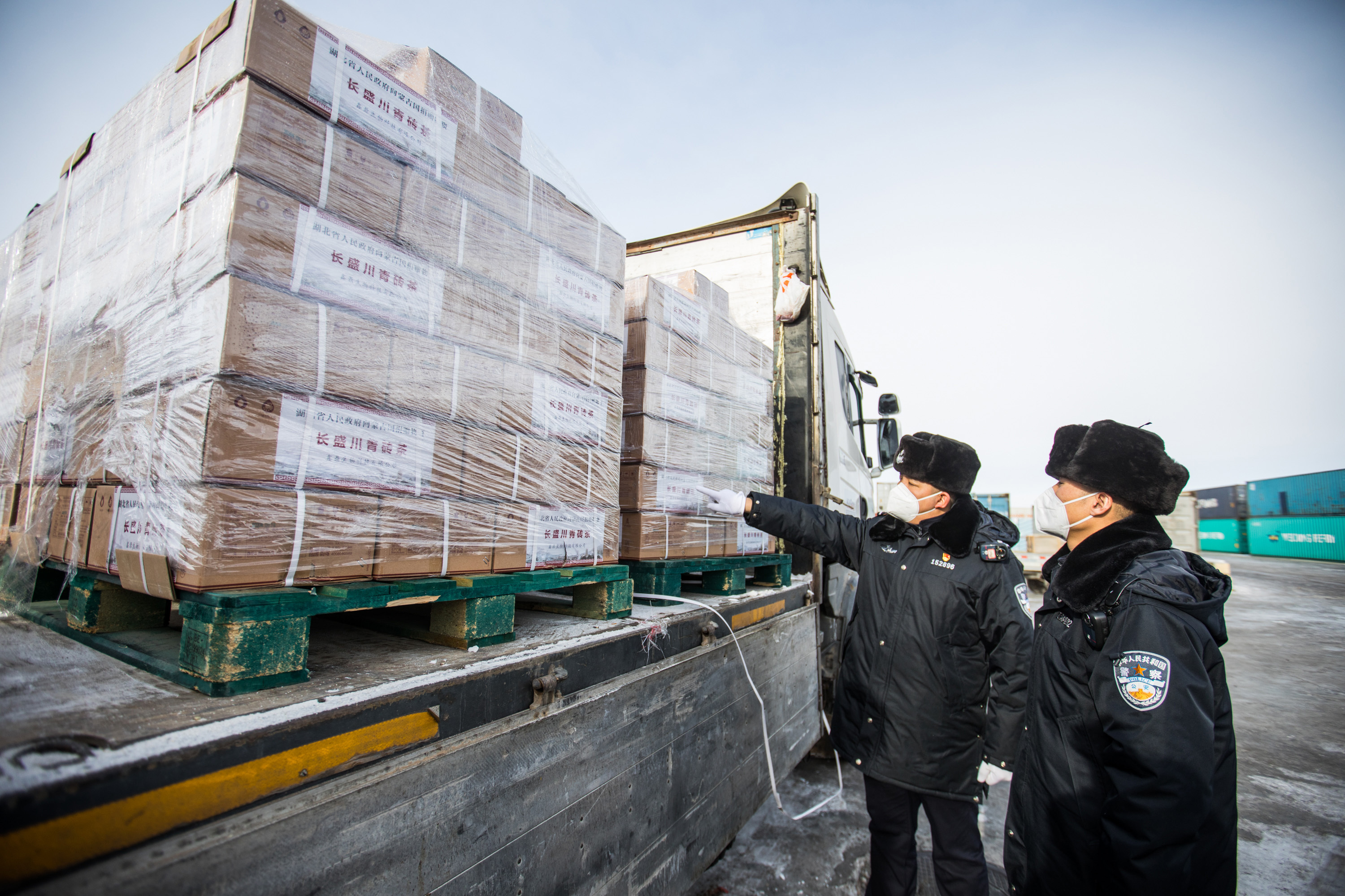 2020年12月28日，二连出入境边防检查站执勤民警对捐赠物资进行检查。
