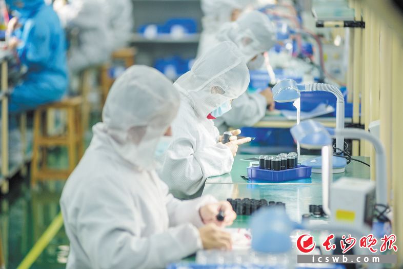 长步道机器视觉光电产业基地内，工匠精雕细琢、智能设备加速运转，诸多高精尖产品源源不断下线。