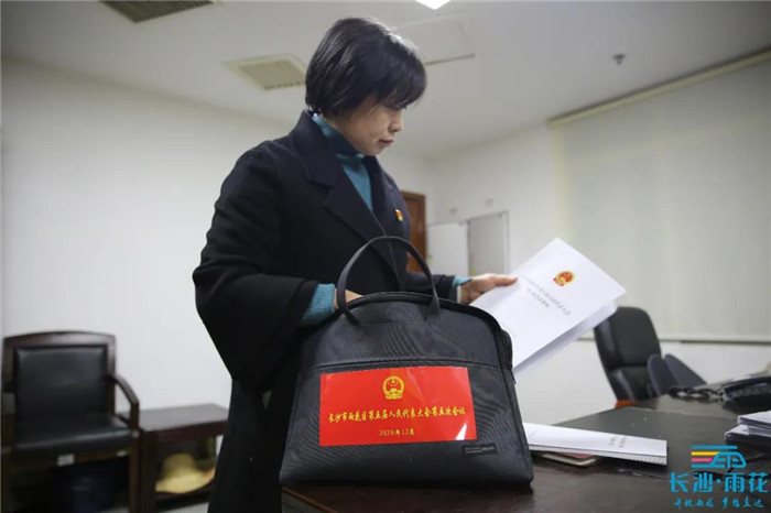 欧阳晓琦参加“两会”认真履职。