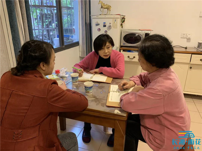 登门拜访了解居民需求。