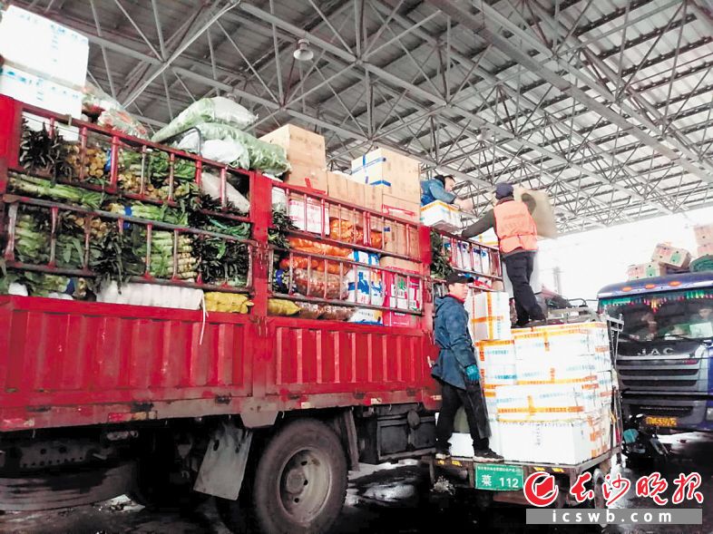 长沙海吉星鼓励经营户组织货源投入市场，确保供应量充足。受访者供图