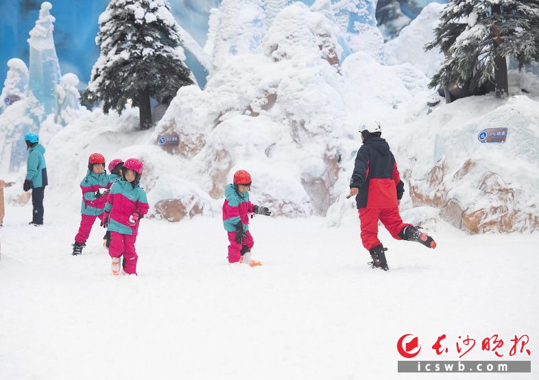 孩子们在湘江欢乐城感受深坑滑雪。除署名外均为邹麟 摄