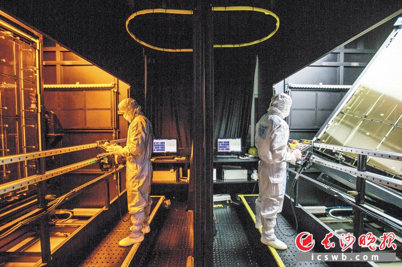 长沙惠科第8.6代超高清新型显示器件生产线项目现场，总建筑面积64万平方米的主厂房已建成，内部装修及外墙装饰也已基本完成，施工人员正在安装设备。