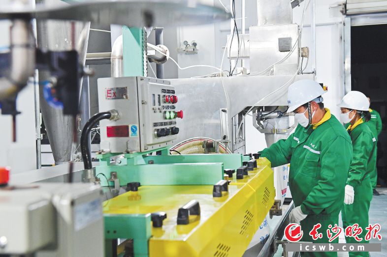 今年12月12日，湖南吴赣药业正式投产，标志着全球磺胺类原料药产品种类最全、规模最大、产品链最长的生产商从长沙扬帆起航，为长沙生物医药产业发展再添新动力。照片均为长沙晚报全媒体记者 王志伟 余劭劼 邹麟 摄