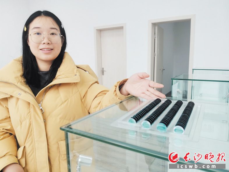 麓星光电工作人员展示红外高端滤光片。