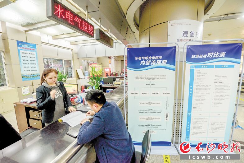 雨花区不断优化营商环境，工程建设项目水电气报装外线审批实现“一张表单+联合踏勘”，减少了环节和材料，为企业提供更多便利。陈飞 摄