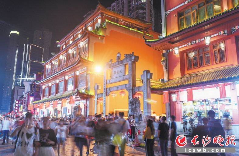 坡子街火宫殿是游客们来长沙必到的打卡点。均为邹麟 摄