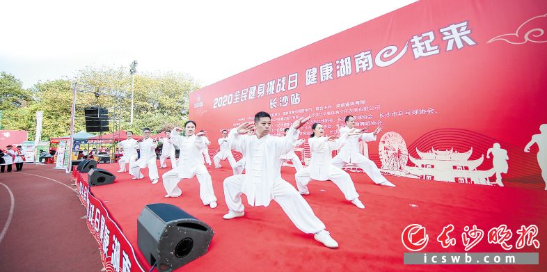 扎根基层的社会体育指导员引领着越来越多的人参与到健身中来。资料图片