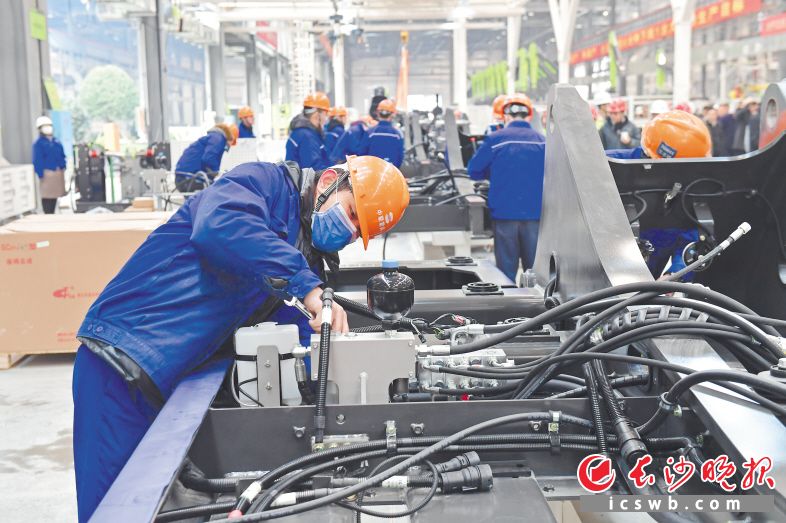 中联智慧产业城的首开区——挖掘机械园区内，工人们在紧张生产。全面投产后，将实现平均每6分钟生产一台挖掘机。　　长沙晚报全媒体记者 王志伟 邹麟 易亿 摄影报道