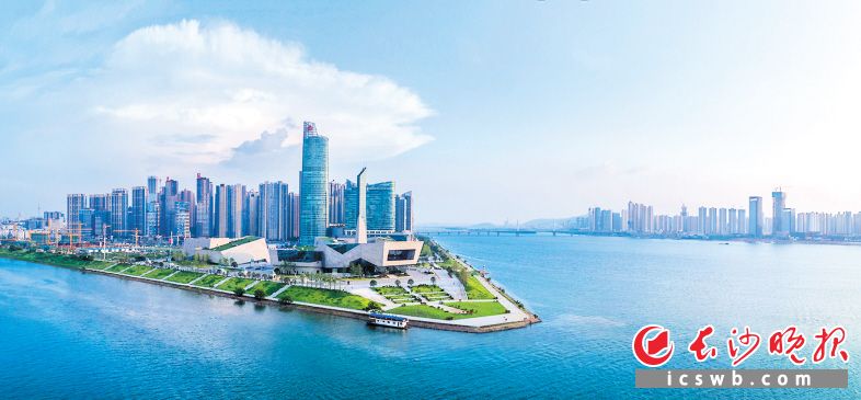 作为长江中游城市群中心城市，长沙持续以改善长江水质为中心，扎实推进湘江流域水污染治理、水生态修复、水资源保护。如今的湘江长沙段，河畅、水清、岸绿、景美，市民的获得感和幸福感不断提升。长沙晚报全媒体记者 余劭劼 摄