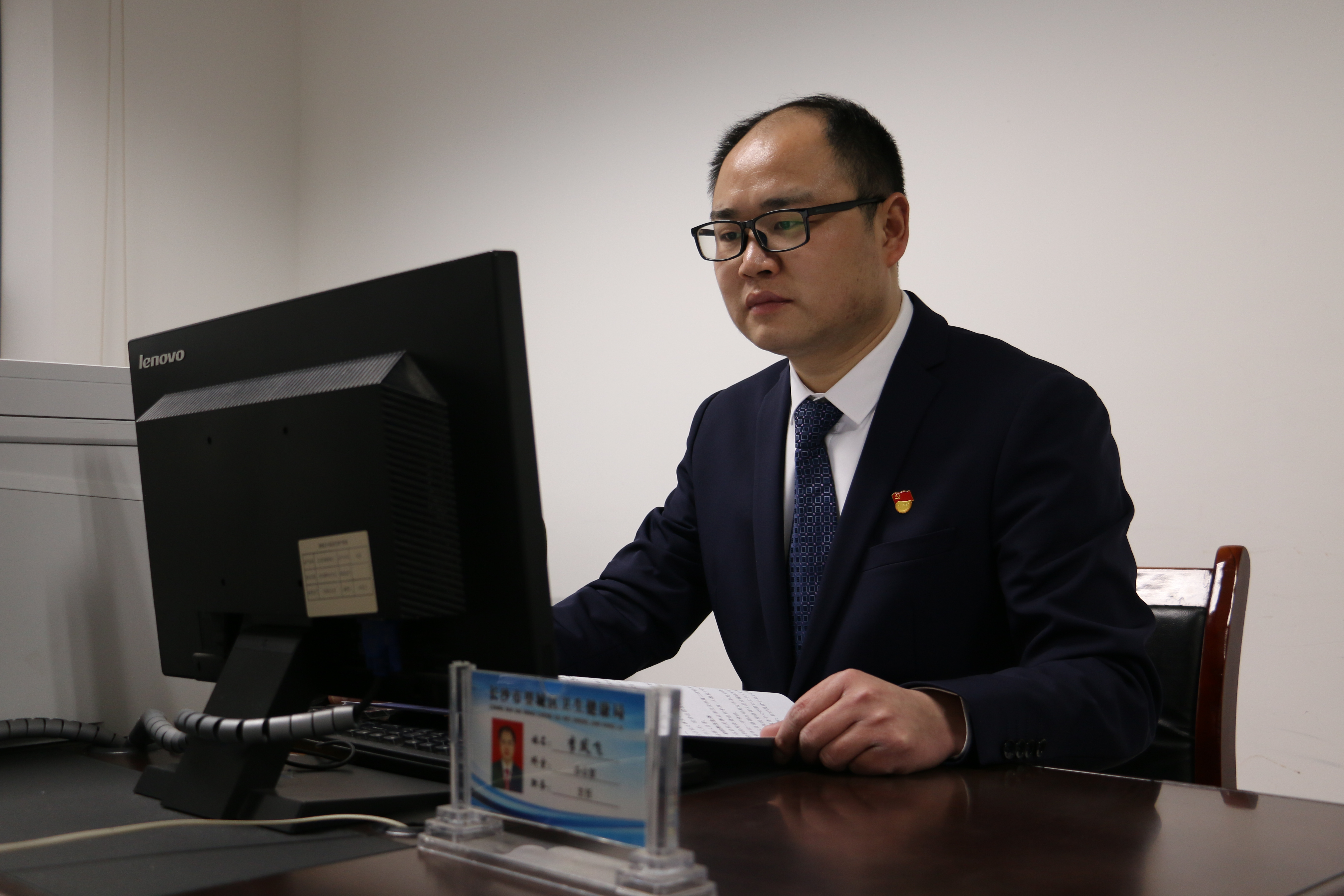 李凤飞疫情期间连续两个多月奋战一线，吃睡都在办公室