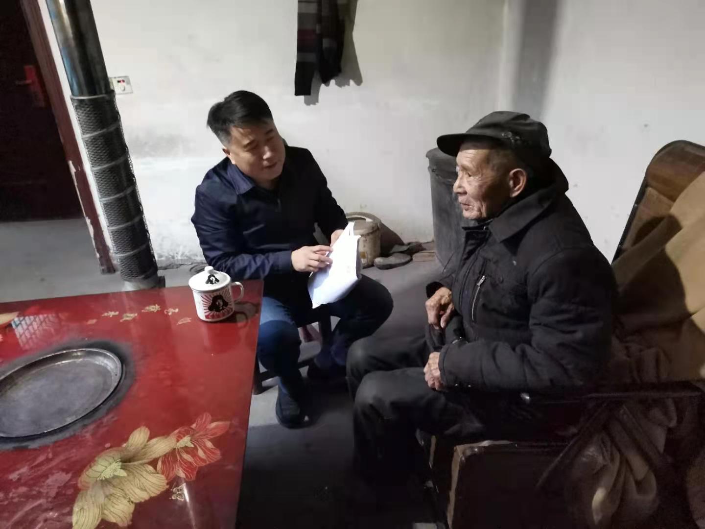 肖建新（左一）看望贫困户，嘘寒问暖，了解情况