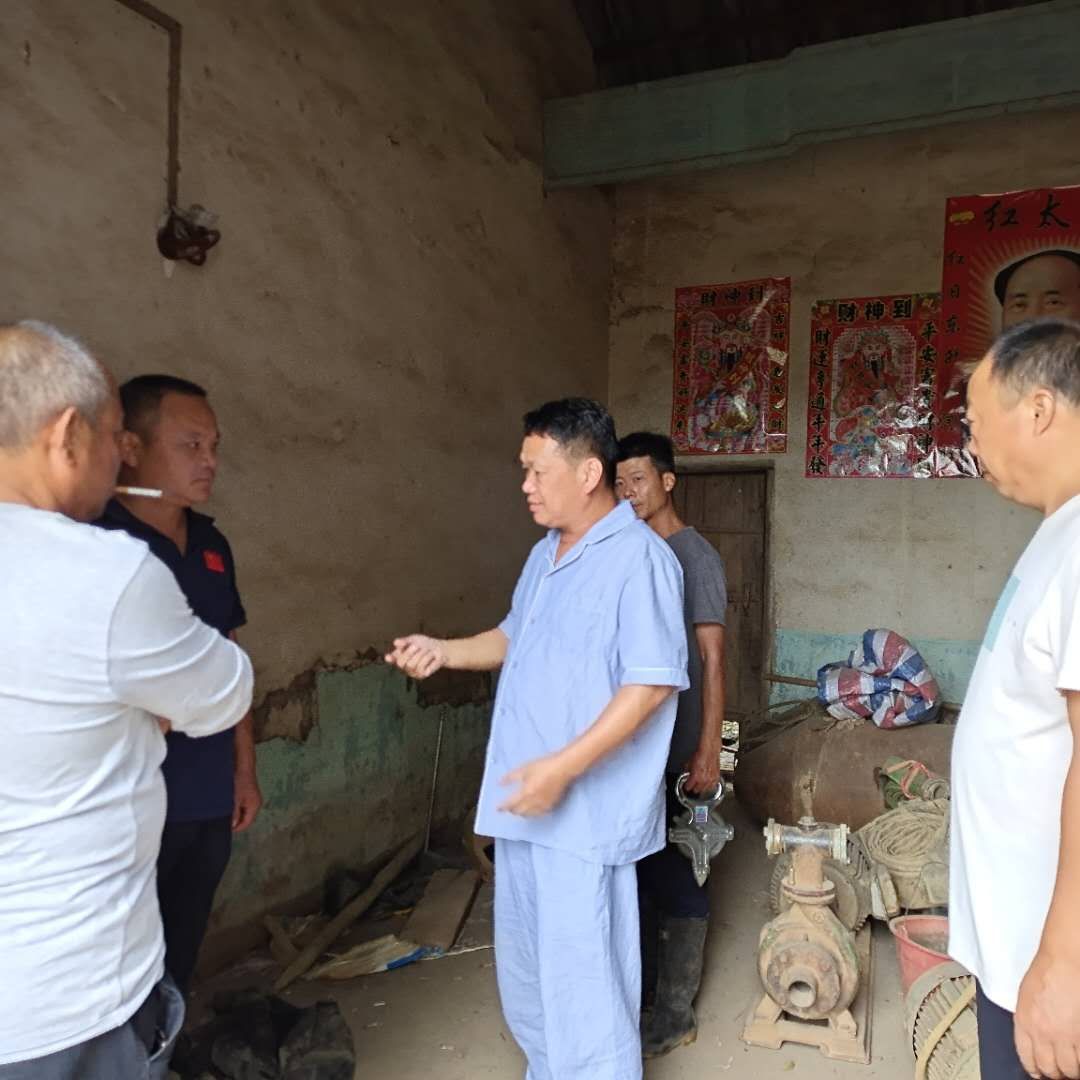 曾洪波（左三）带病在黄泥铺村参加美丽屋场建设