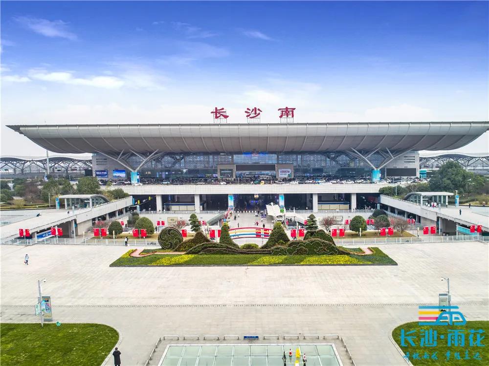 高铁长沙南站西广场绿化景观改造后实景图。
