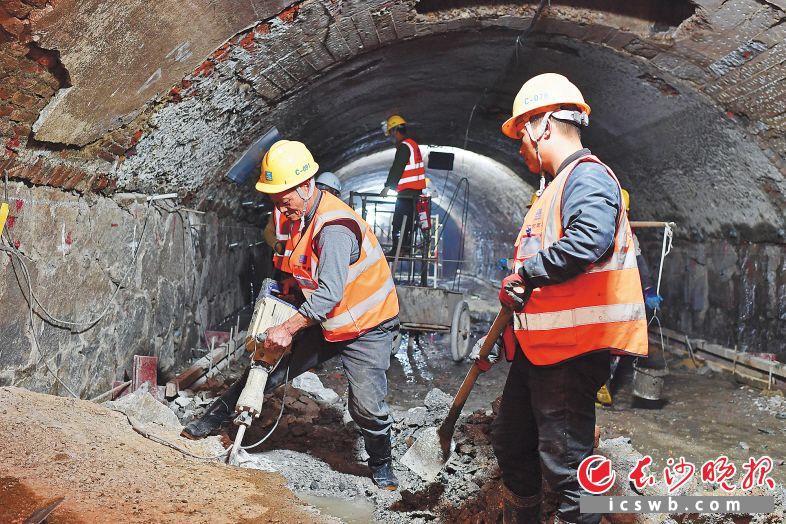 2021年1月5日，晓园公园地下5米深的红旗渠涵洞内，30余名工人在紧张施工。长沙晚报全媒体记者 王志伟 摄