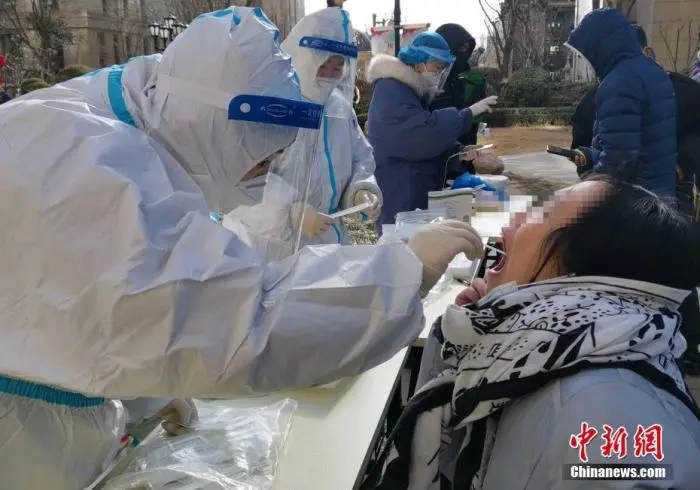 图为医护人员为市民进行核酸采样。中新社记者 翟羽佳 摄
