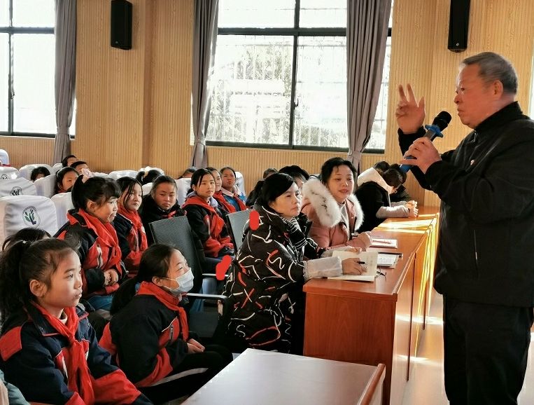张建明爷爷的故事深深感动了同学们。