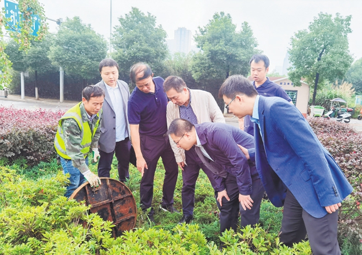 三区联动现场核查龙王港全流域排口溯源整治效果。 湘江早报通讯员 陈彬 摄