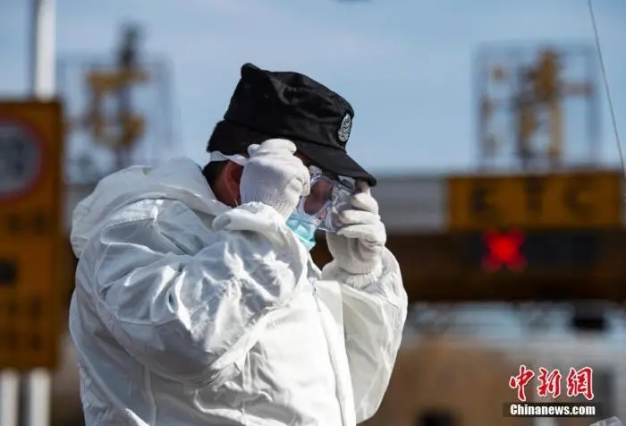 1月10日，首个“中国人民警察节”当天，河北省石家庄市，警察在高速公路通向市区的石清路下站口执勤，坚守抗疫一线。 中新社记者 侯宇 摄