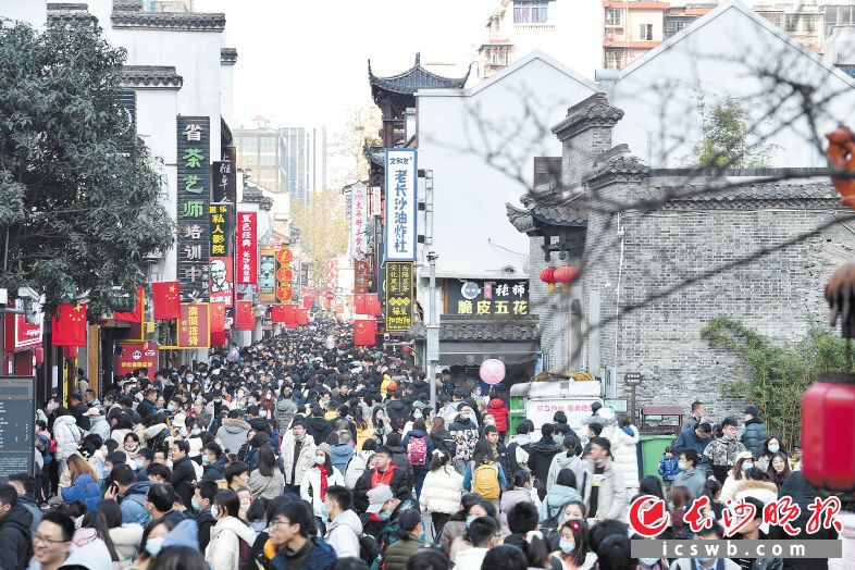 太平街老街上人流如织。 黄启晴 摄