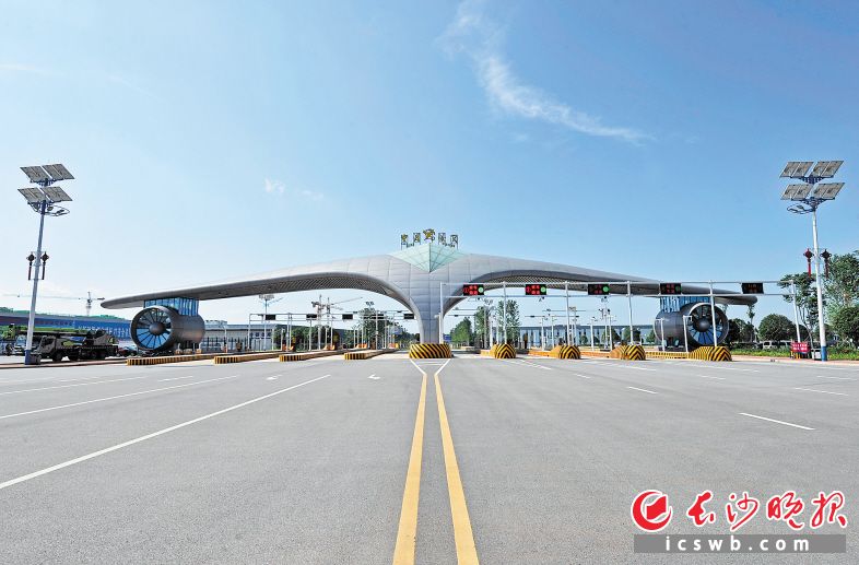 位于长沙临空经济示范区的黄花综合保税区，2016年5月经国务院批准设立。目前园区累计注册企业660余家，已与全球50多个国家和地区开展经贸业务，累计实现外贸进出口额突破130亿美元。 王志伟 摄