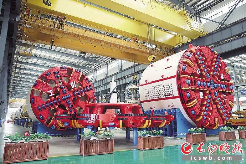 铁建重工自主研制的一台TBM有230米长的机身，5万多个零件，还有超长待机的生命力。 长沙晚报通讯员 刘晓东摄