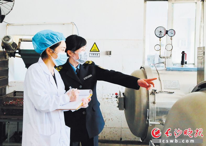 开福区市场监管局执法人员深入生产企业，指导开展复工复产。 黄海花 摄