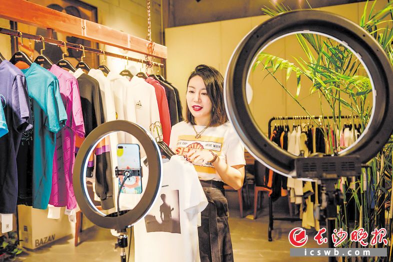 在开福区助企政策扶持下，北辰商圈门店的小老板们纷纷以直播带货等“线上+线下”方式拓宽营销渠道，复工复业。　　陈飞 摄