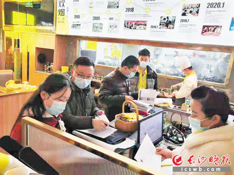 执法人员在餐饮场所进行检查。均为袁杰聪 供图