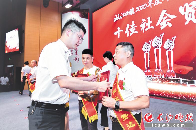 双江口镇每年举行“十个十佳”表彰，树立的红色榜样成为乡村振兴新引擎。张禹 摄