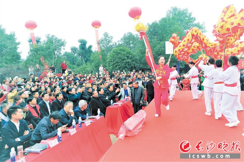 双江口镇槎梓桥村举行重阳节文艺汇演，近2000名村民陶醉在快乐乡风之中。张禹 摄