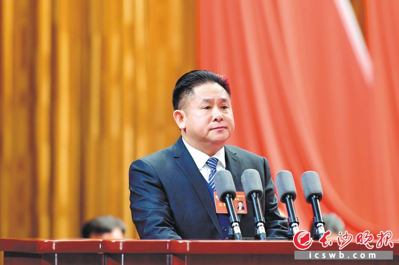 政协委员邓银伟