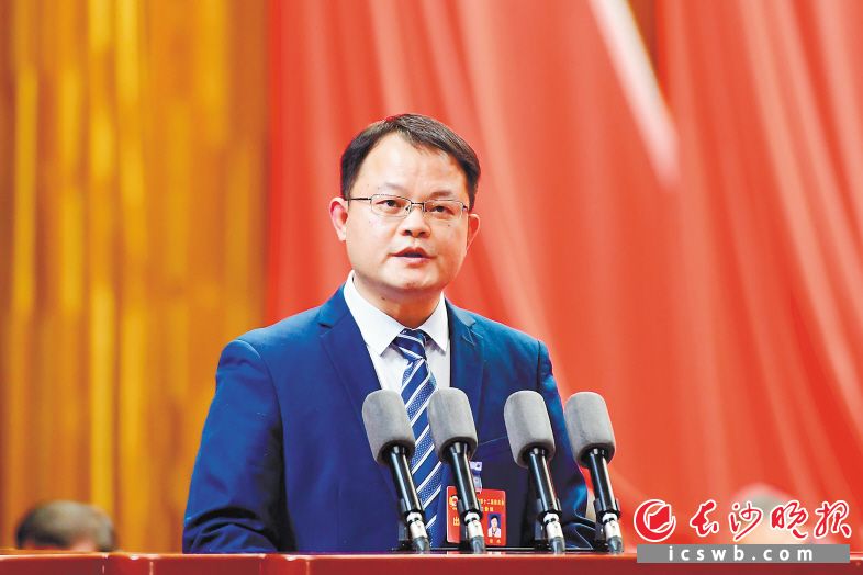 政协委员谢琳